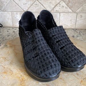 HEAL USA COMFORT STRETCH WOVEN WEDGE BLACK SANDALS